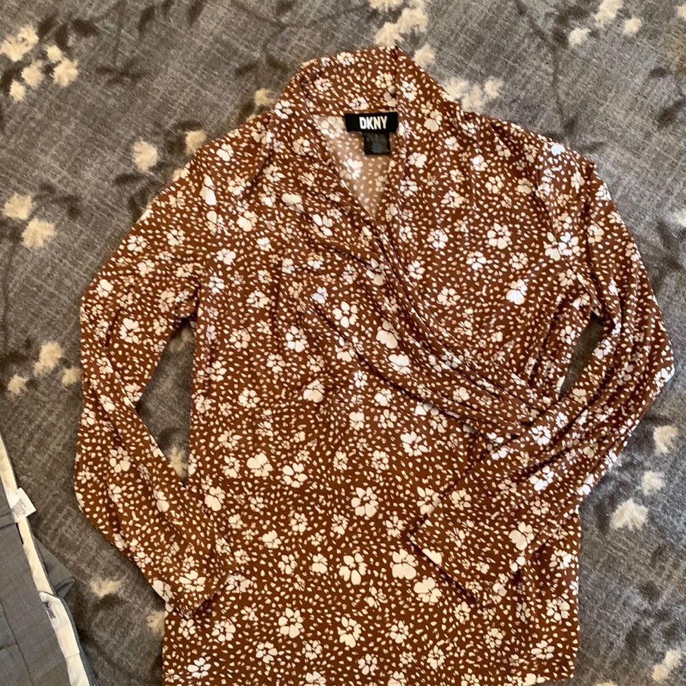 Women’s DKNY long sleeve cross body VNeck top